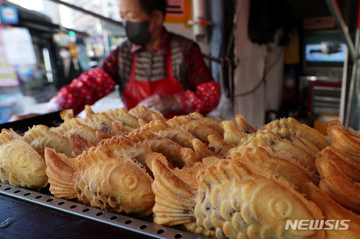 [서울=뉴시스] 백동현 기자 = 19일 오전 서울 중구 회현역 앞 한 포장마차에 붕어빵이 진열돼 있다. 전날 한국농수산식품유통공사(aT) 농산물 유통정보에 따르면 붕어빵 팥소로 쓰는 수입산 붉은팥(40kg) 도매가격은 27만800원으로 1년 전보다 1만9300원 올랐다. 수입산 붉은팥의 평년 가격은 17만6873원이다. 2022.10.19. livertrent@newsis.com