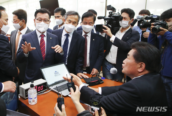 [서울=뉴시스] 김선웅 기자 = 19일 서울 여의도 국회 농림축산식품해양수산위원회 회의실에서 열린 전체회의에서 일방적인 양곡처리법 처리 시도에 항의하는 국민의힘 의원과 이를 말리는 더불어민주당 의원들이 소병훈 위원장석 앞에서 뒤엉켜 고성을 지르고 있다. (공동취재사진) 2022.10.19. photo@newsis.com