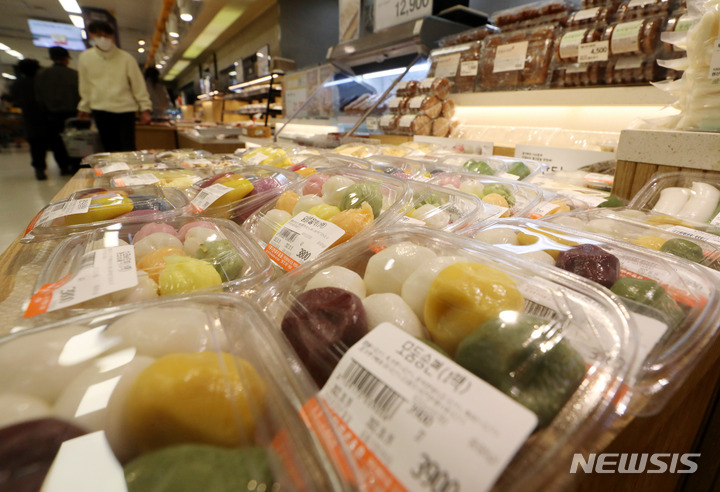 [서울=뉴시스] 추상철 기자 = 한 대형 온라인쇼핑몰의 떡 매출이 1169% 급증하는 등 MZ세대들의 전통 디저트 선호도가 높아진 것으로 나타났다. 19일 오전 서울 시내 한 대형마트에 떡이 진열돼 있다. 2022.10.19. scchoo@newsis.com