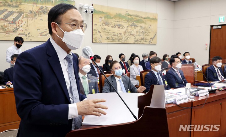 [서울=뉴시스] 김선웅 기자 = 오세정 서울대학교 총장이 19일 서울 여의도 국회 교육위원회에서 열린 서울대학교 등에 대한 국정감사에서 인사말을 하고 있다. (공동취재사진) 2022.10.19. photo@newsis.com