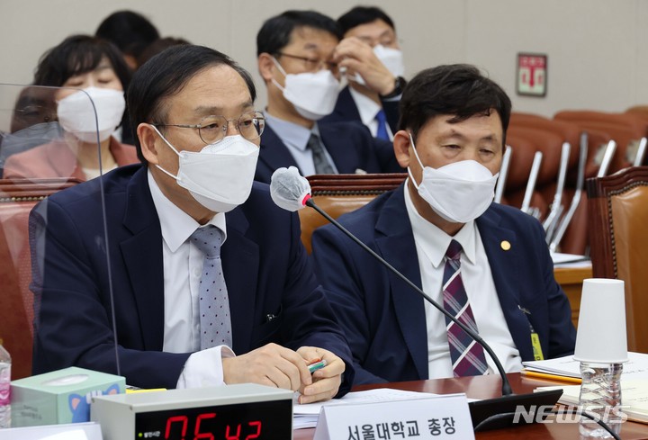 [서울=뉴시스] 김선웅 기자 = 오세정 서울대학교 총장이 19일 서울 여의도 국회 교육위원회에서 열린 서울대학교 등에 대한 국정감사에서 의원 질의에 답변하고 있다. (공동취재사진) 2022.10.19. photo@newsis.com