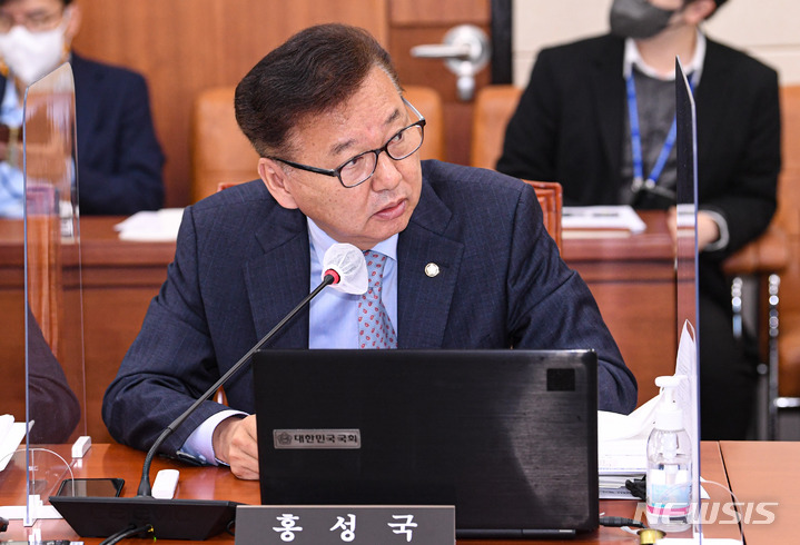 [서울=뉴시스] 김선웅 기자 = 홍성국 더불어민주당 의원이 지난해 10월19일 서울 여의도 국회 기획재정위원회에서 열린 한국수출입은행, 한국조폐공사 등에 대한 국정감사에서 윤희성 한국수출입은행장에게 질의하고 있다. (공동취재사진) 2022.10.19. photo@newsis.com