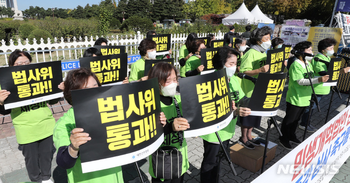 [서울=뉴시스] 전진환 기자 = 대한간호협회 회원들이 19일 서울 여의도 국회 앞에서 간호법 제정을 촉구하는 구호를 외치고 있다. 2022.10.19. amin2@newsis.com