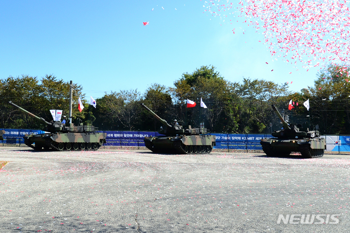 [창원=뉴시스] 차용현 기자 = 19일 오전 현대로템 경남 창원공장에서 K2전차 폴란드 첫 수출 물량을 출고하는 기념식이 개최됐다. 사진은 시험 기동하는 K2전차. 2022.10.19. con@newsis.com
