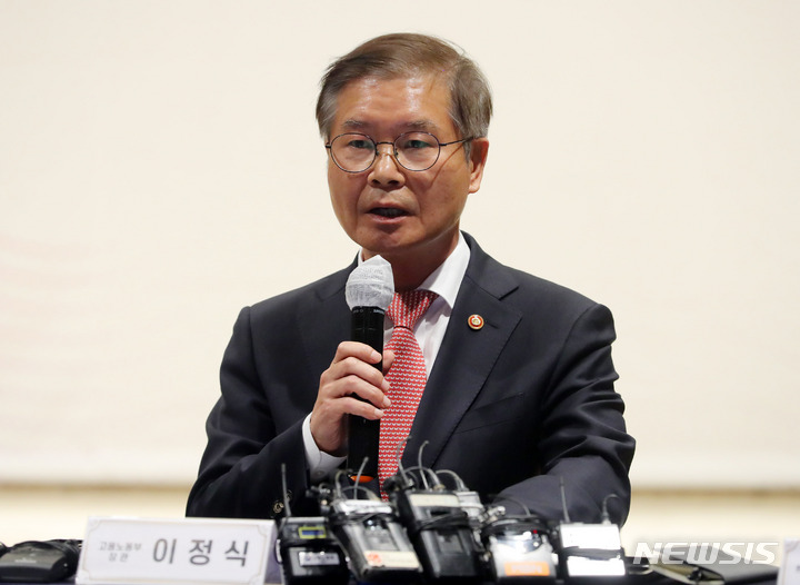 [서울=뉴시스] 배훈식 기자 = 이정식 고용노동부 장관이 지난 10월19일 오후 서울 종로구 LW컨벤션에서 열린 조선업 재도약을 위한 상생협력 공동선언에 참석해 발언하고 있다. 2022.10.19. dahora83@newsis.com