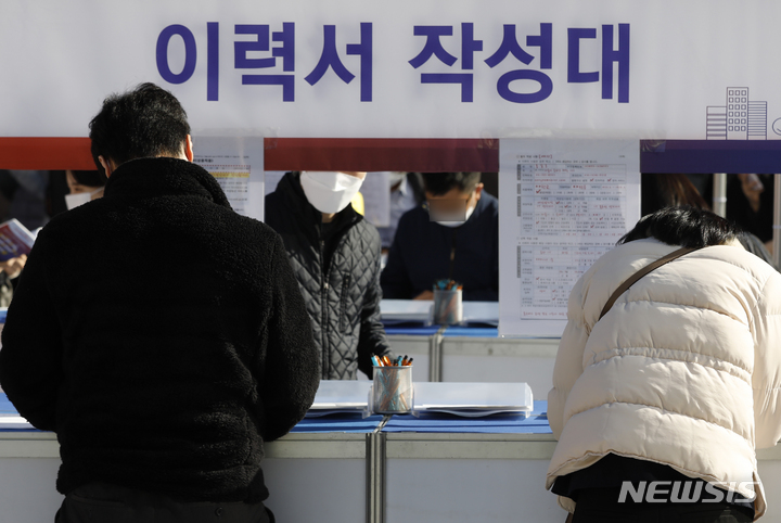 [서울=뉴시스] 고승민 기자 = 지난 19일 서울 송파구 문정역 인근 문정컬쳐밸리 선큰광장에서 열린 2022 송파구 일자리 박람회를 찾은 구직자들이 이력서를 작성하고 있다. 2022.10.19. kkssmm99@newsis.com