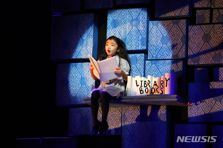 [서울=뉴시스] 박진희 기자 = 뮤지컬 '마틸다' 출연 배우들이 19일 서울 구로구 대성 디큐브아트센터에서 프레스콜을 하고 있다. 2022.10.19. pak7130@newsis.com