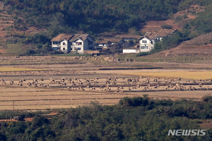 [파주=뉴시스] 조성우 기자 = 19일 오후 경기도 파주시 오두산 통일전망대에서 바라본 북한 황해북도 개풍군에서 추수가 진행된 논에 볏단이 세워져 있다. 2022.10.19. xconfind@newsis.com