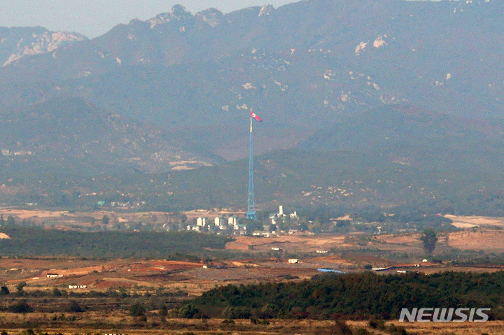 [파주=뉴시스] 조성우 기자 = 19일 오후 경기도 파주시 오두산 통일전망대에서 바라본 북한 황해북도 기장동 마을에 인공기가 바람에 날리고 있다. 2022.10.19. xconfind@newsis.com