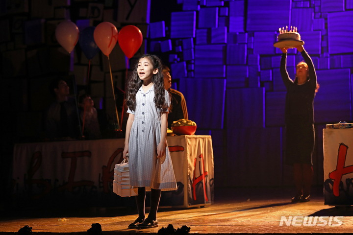 [서울=뉴시스] 박진희 기자 = 뮤지컬 '마틸다' 출연 배우들이 19일 서울 구로구 대성 디큐브아트센터에서 프레스콜을 하고 있다. 2022.10.19. pak7130@newsis.com