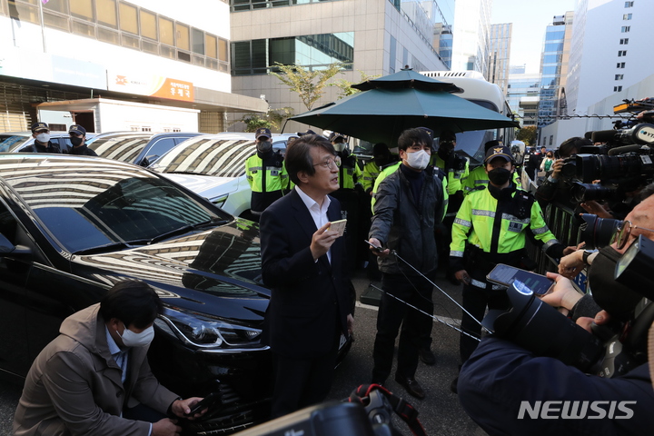 [서울=뉴시스] 민주연구원이 15일 오후 검찰의 압수수색을 거부하며 대치를 이어가고 있다. 민주연구원이 위치한 서울 영등포구 민주당사 앞에서 취재진 브리핑을 진행 중인 김의겸 대변인. 2022.10.19. photo@newsis.com