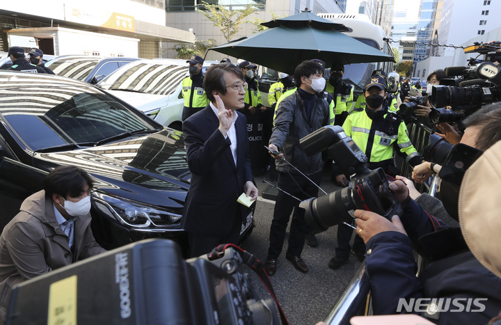 [서울=뉴시스] 전진환 기자 = 김의겸 더불어민주당 대변인이 19일 서울 여의도 민주당사 앞에서 검찰의 민주연구원 압수수색과 관련해 브리핑을 하고 있다. 이날 검찰은 정치자금법 위반 혐의로 체포된 이재명 더불어민주당 대표의 최측근인 김용 민주연구원 부원장과 관련해 민주연구원 압수수색에 들어갔다. 2022.10.19. amin2@newsis.com