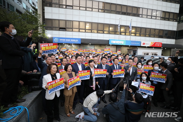 [서울=뉴시스]전진환 기자 = 검찰이 이재명 더불어민주당 대표의 최측근으로 분류되는 김용(56) 민주연구원 부원장을 19일 체포한 데 이어 민주연구원이 위치한 민주당사 압수수색을 시도하자 민주당이 국정감사 중단을 선언했다  amin2@newsis.com