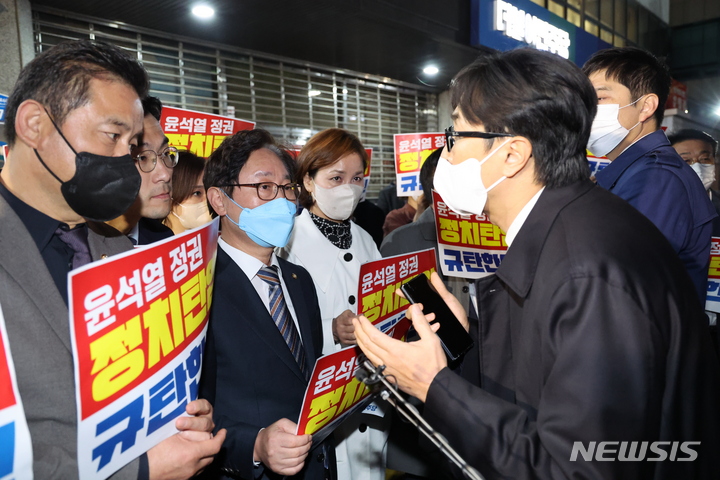 [서울=뉴시스]전진환 기자 = 더불어민주당 박범계 윤석열정권정치탄압대책위원장과 의원들이 19일 서울 여의도 중앙당사 앞에서 민주연구원 압수수색에 나선 검찰 관계자들과 대치하고 있다. (공동취재사진) 2022.10.19. photo@newsis.com