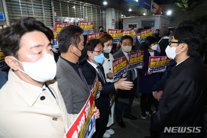 [서울=뉴시스]전진환 기자 = 더불어민주당 박범계 윤석열정권정치탄압대책위원장과 의원들이 19일 서울 여의도 중앙당사 앞에서 민주연구원 압수수색에 나선 검찰 관계자들과 대치하고 있다. (공동취재사진) 2022.10.19. photo@newsis.com