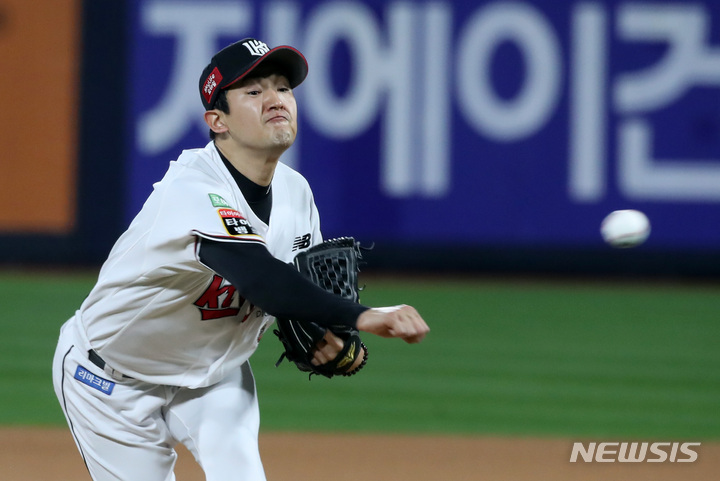 [수원=뉴시스] 김진아 기자 = 19일 경기 수원 KT 위즈파크에서 열린 2022 KBO 포스트시즌 준플레이오프 3차전 KT 위즈 대 키움 히어로즈의 경기, KT 선발 고영표가 역투하고 있다. 2022.10.19. bluesoda@newsis.com