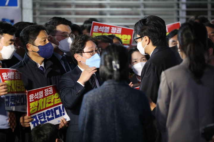 [서울=뉴시스]전진환 기자 = 더불어민주당 의원들이 19일 서울 여의도 중앙당사 앞에서 민주연구원 압수수색에 나선 검찰 관계자들과 대치하고 있다. 2022.10.19. amin2@newsis.com