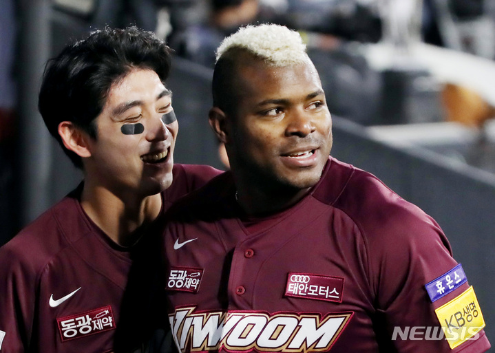 [수원=뉴시스] 김진아 기자 = 19일 경기 수원 KT 위즈파크에서 열린 2022 KBO 포스트시즌 준플레이오프 3차전 KT 위즈 대 키움 히어로즈의 경기, 1회초 2사 1,2루 키움 푸이그가 3점 홈런을 친 후 더그아웃에서 이정후와 기뻐하고 있다. 2022.10.19. bluesoda@newsis.com