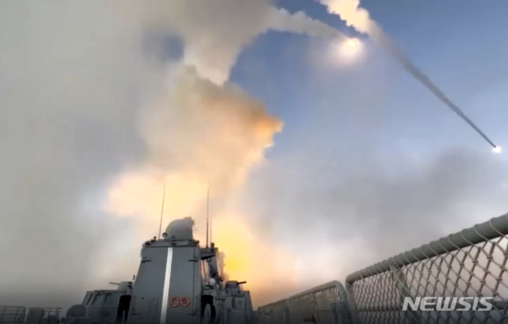 [모스크바=AP/뉴시스] 러시아 국방부가 제공한 사진에 19일(현지시간) 러시아 군함이 장소가 알려지지 않은 곳에서 우크라이나 진영을 향해 미사일을 발사하고 있다. 2022.10.20.