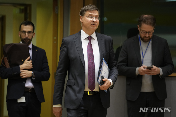 [브뤼셀=AP/뉴시스] 발디스 돔브로우스키스 유럽연합(EU) 통상담당 집행위 부위원장(가운데)이 벨기에 브뤼셀 EU 본부에 도착하고 있다. 2022.11.26