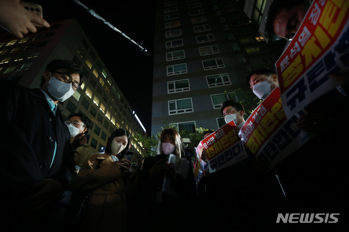 [서울=뉴시스] 전진환 기자 =  지난 19일 더불어민주당 의원들이 서울 여의도 중앙당사 앞에서 민주연구원 압수수색에 나선 검찰 관계자들과 대치하고 있다. (공동취재사진) 2022.10.19. photo@newsis.com