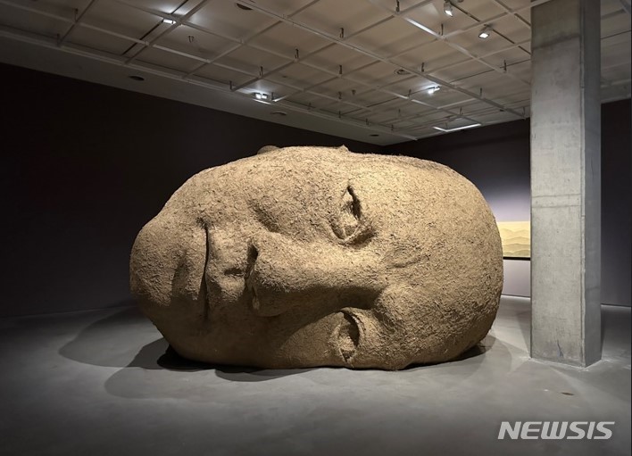 [서울=뉴시스]임옥상, 흙의 소리, 2022, 흙, 혼합재료, 390x480x300cm. 2022.10.20. 국립현대미술관 사진 제공