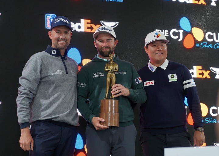 [서울=뉴시스] 더 CJ컵 in 사우스 캐롤라이나에서 올해의 신인상을 받은 카메론 영(가운데)과 시상식에 참석한 웹 심슨(왼쪽)과 임성재(오른쪽). 2022.10.20. (사진=더CJ컵 제공) *재판매 및 DB 금지