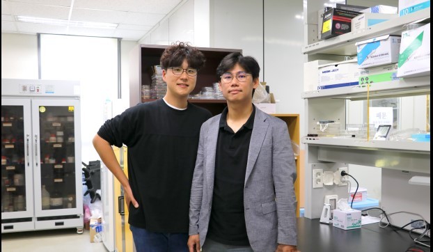 DGIST 에너지공학과 이주혁 교수(오른쪽)와 삼성전자 생산기술연구소 승완철 박사 *재판매 및 DB 금지