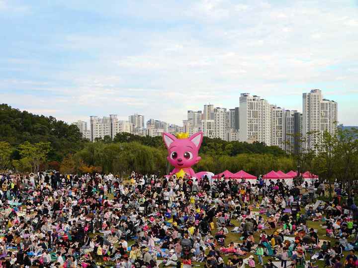 [서울=뉴시스] '핑크퐁과 함께하는 서울의 공원 대탐험' 행사 시작 10일만에 관람객 4만명을 돌파했다. (사진=더핑크퐁컴퍼니 제공) 2022.10.20. photo@newsis.com *재판매 및 DB 금지