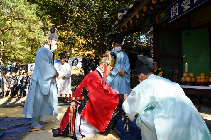 '제2회 고치령 위령제'에서 초헌관 송호준 영주부시장이 배향하고 있다. (사진=영주시 제공) *재판매 및 DB 금지