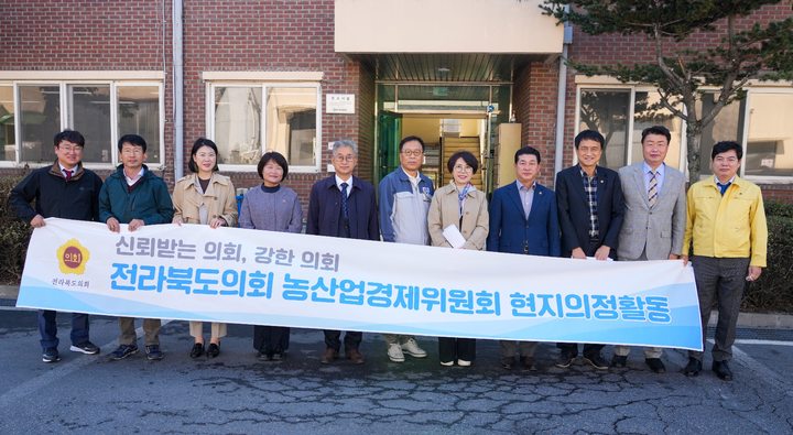 [김제=뉴시스] 전북도의회 농산업경제위원회는 20일 김제 가축분뇨처리장 등을 찾아 현지의정활동을 펼쳤다. 2022.10.20 *재판매 및 DB 금지