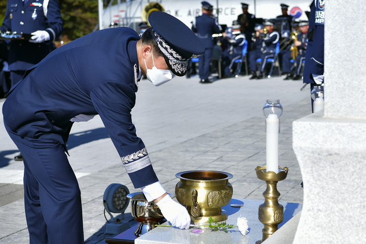 [진주=뉴시스]공승배 공군교육사령관이 20일 2022년 사천지구 호국영령 추모행사에 참석해 헌화 및 분향을 하고 있다. *재판매 및 DB 금지