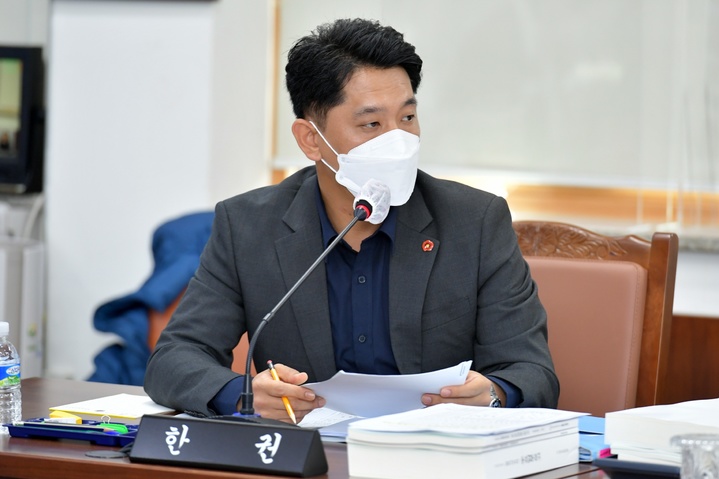 한권 제주도의회 의원이 20일 제주도 기획조정실 행정사무감사에서 질의하고 있다. *재판매 및 DB 금지