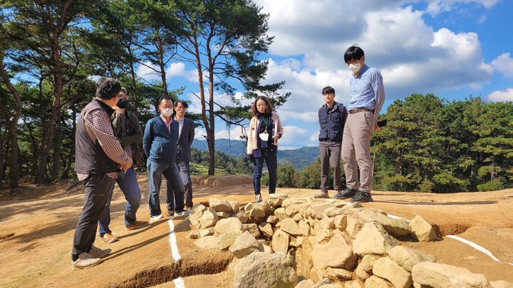 [장수=뉴시스] 한훈 기자 = 전북 장수군은 장계면 삼봉리 고분군 발굴조사 과정에서 최고급 청자 등을 발굴했다고 20일 밝혔다.(사진=장수군 제공).2022.10.20. photo@newsis.com *재판매 및 DB 금지