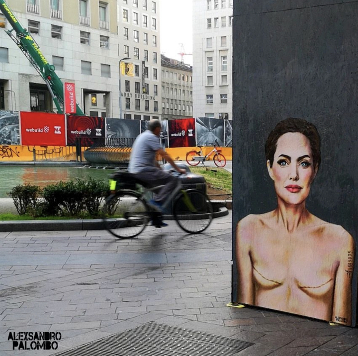 [서울=뉴시스] 세계 유방암의 날을 기념하기 위해 이탈리아 밀라노 광장에 유방 절제 흉터가 있는 안젤리나 졸리의 벽화가 나타났다고 19일(현지시간) 이탈리아 안사(ANSA) 통신이 보도했다. <출처 : aleXsandro Palombo 인스타그램 캡처> 2022.10.20. *재판매 및 DB 금지