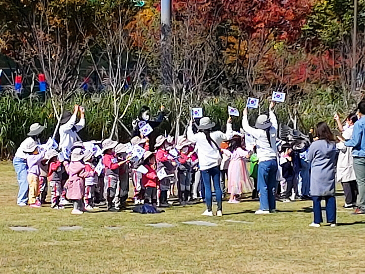 부산 기장군 정관읍 어린이집 원아들이 길놀이 퍼레이드에서 재현할 3·1만세 운동을 연습하고 있다. *재판매 및 DB 금지