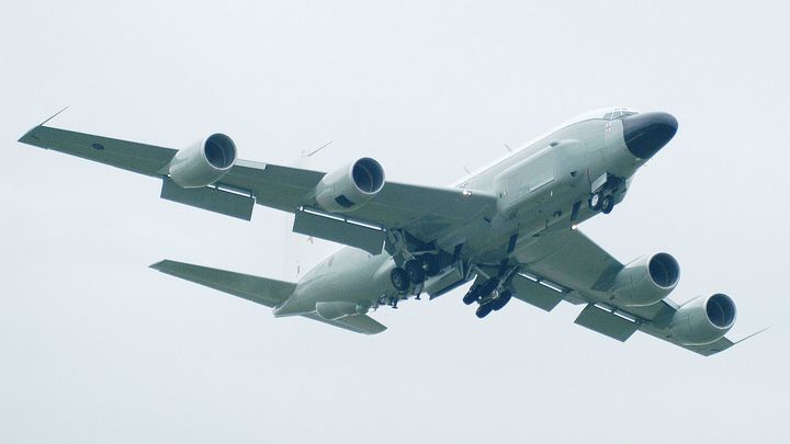 [서울=뉴시스]영국 공군의 RC-135기. 흑해 상공을 순찰 중이던 영국의 비무장 공군기 RC-135 리벳 조인트 근처의 러시아 SU-27기에서 미사일이 발사됐다고 벤 월리스 영국 국방장관이 밝혔다고 BBC가 20일 보도했다. <사진 출처 : 스카이 뉴스> 2022.10.20