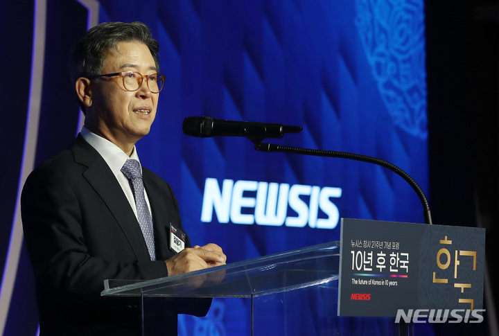 [서울=뉴시스] 이영환 기자 = 김형기 뉴시스 대표이사 사장이 20일 오전 서울 종로구 포시즌스호텔 그랜드볼룸에서 열린 뉴시스 창사 21주년 기념 포럼 '10년 후 한국'에서 개회사를 하고 있다.&nbsp; 2022.10.20. 20hwan@newsis.com