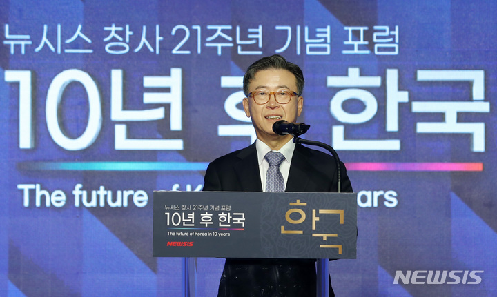 [서울=뉴시스] 이영환 기자 = 김형기 뉴시스 대표이사 사장이 20일 오전 서울 종로구 포시즌스호텔 그랜드볼룸에서 열린 뉴시스 창사 21주년 기념 포럼 '10년 후 한국'에서 개회사를 하고 있다.&nbsp; 2022.10.20. 20hwan@newsis.com