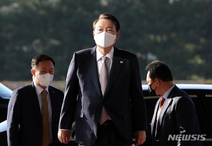 [서울=뉴시스] 윤석열 대통령이 20일 오전 서울 용산 대통령실 청사로 출근하고 있다. 2022.10.20. yesphoto@newsis.com