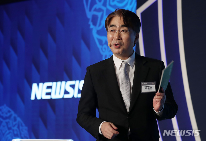 [서울=뉴시스] 이영환 기자 = 염영남 뉴시스 편집국장이 20일 오전 서울 종로구 포시즌스호텔 그랜드볼룸에서 열린 뉴시스 창사 21주년 기념 포럼 '10년 후 한국'에서 주제발표를 하고 있다.&nbsp; 2022.10.20. 20hwan@newsis.com