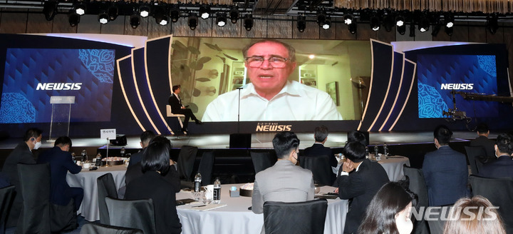 [서울=뉴시스] 추상철 기자 = 누리엘 루비니 뉴욕대 스턴스쿨 교수가 20일 오전 서울 종로구 포시즌스호텔 그랜드볼룸에서 열린 뉴시스 창사 21주년 기념 포럼 '10년 후 한국'에서 '고통의 시간은 이미 시작됐다'를 주제로 화상 기조연설을 하고 있다. 2022.10.20. scchoo@newsis.com