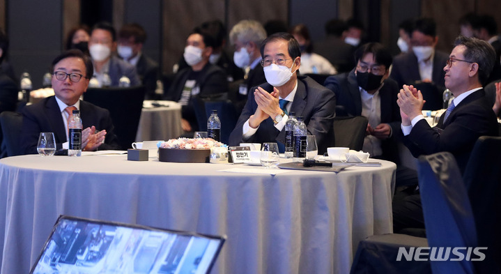 [서울=뉴시스] 추상철 기자 = 20일 오전 서울 종로구 포시즌스호텔 그랜드볼룸에서 열린 뉴시스 창사 21주년 기념 포럼 '10년 후 한국'에서 한덕수 국무총리와 김형기 뉴시스 대표이사 사장, 이동근 한국경영자총협회 상근부회장이 박수를 치고 있다. 2022.10.20. scchoo@newsis.com