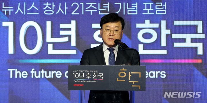 [서울=뉴시스] 추상철 기자 = 정만기 한국무역협회 상근부회장이 20일 오전 서울 종로구 포시즌스호텔 그랜드볼룸에서 열린 뉴시스 창사 21주년 기념 포럼 '10년 후 한국'에서 축사를 하고 있다. 2022.10.20. scchoo@newsis.com