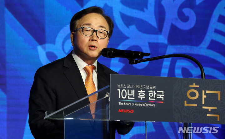 [서울=뉴시스] 추상철 기자 = 이동근 한국경영자총협회 상근부회장이 20일 오전 서울 종로구 포시즌스호텔 그랜드볼룸에서 열린 뉴시스 창사 21주년 기념 포럼 '10년 후 한국'에서 축사를 하고 있다. 2022.10.20. scchoo@newsis.com