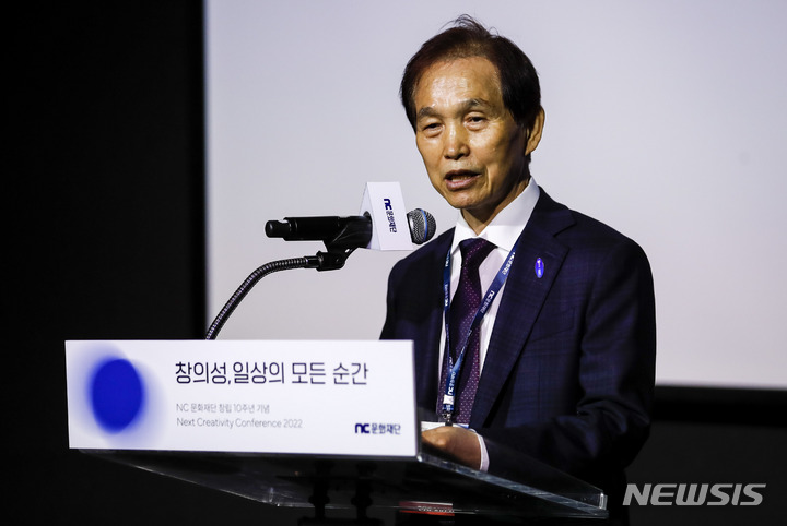 [서울=뉴시스] 정병혁 기자 = 이광형 카이스트 총장이 20일 서울 종로구 NC문화재단에서 열린 NC문화재단 창립 10주년 기념 ''창의성, 일상의 모든 순간'에서 축사를 하고 있다. 2022.10.20. jhope@newsis.com