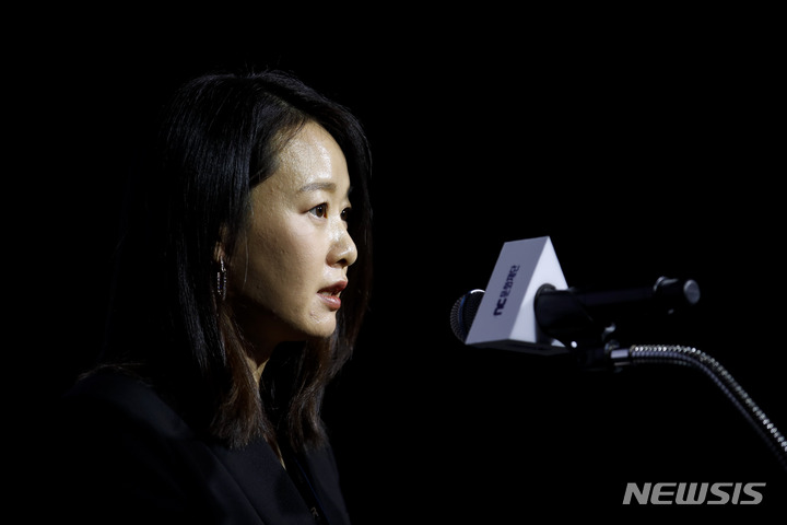 [서울=뉴시스] 정병혁 기자 = 윤송이 엔씨소프트 사장 겸 NC문화재단 이사장이 20일 서울 종로구 NC문화재단에서 열린 NC문화재단 창립 10주년 기념 ''창의성, 일상의 모든 순간'에서 환영사를 하고 있다. 2022.10.20. jhope@newsis.com