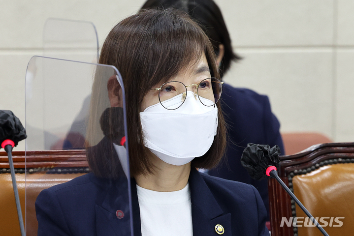 [서울=뉴시스] 김선웅 기자 = 백경란 질병관리청장이 19일 오전 서울 여의도 국회에서 열린 보건복지부, 질병관리청, 식품의약품안전처 등 보건복지위원회 국정감사 종합감사에 출석해 자리하고 있다. (공동취재사진) 2022.10.20. photo@newsis.com