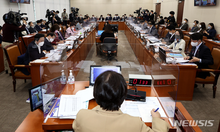 [서울=뉴시스] 김선웅 기자 = 20일 오전 서울 여의도 국회에서 보건복지부, 질병관리청, 식품의약품안전처 등 보건복지위위원회 국정감사 종합감사가 진행되고 있다. (공동취재사진) 2022.10.20. photo@newsis.com