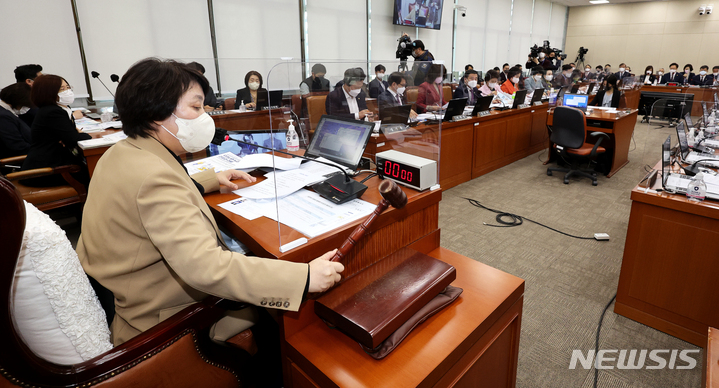 [서울=뉴시스] 김선웅 기자 = 정춘숙 국회 보건복지위원장이 19일 오전 서울 여의도 국회에서 열린 보건복지부, 질병관리청, 식품의약품안전처 등 보건복지위 국정감사 종합감사에서 의사봉을 두드리고 있다. (공동취재사진) 2022.10.20. photo@newsis.com
